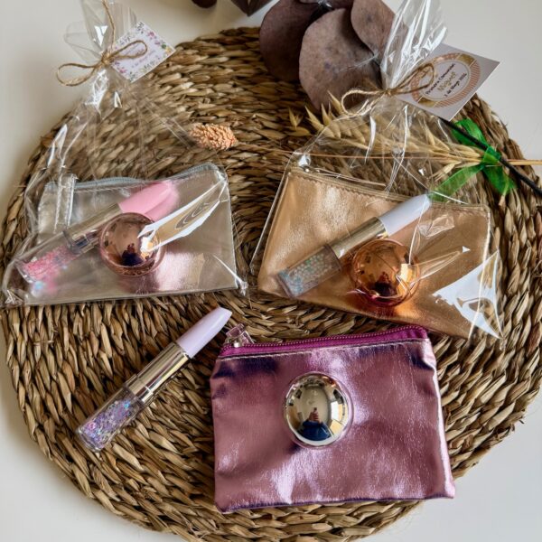 Monedero, labial y bolígrafo